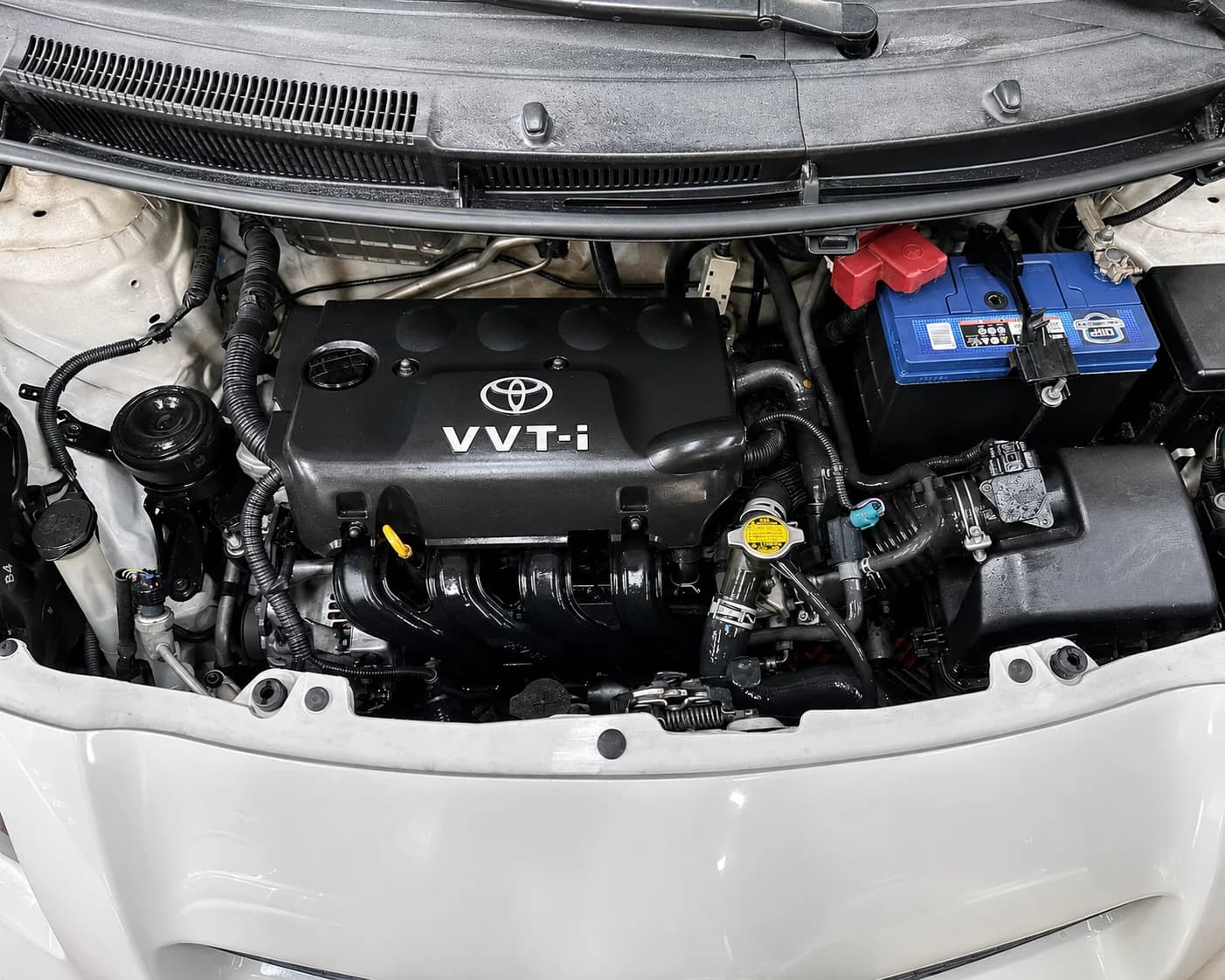 Motor Toyota limpio y detallado después del servicio de limpieza